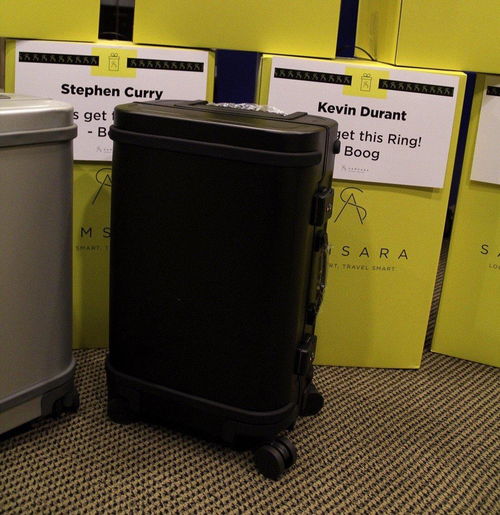 豪爽考辛斯底薪簽約不忘送禮，4600元智能行李箱見證勇士兄弟情